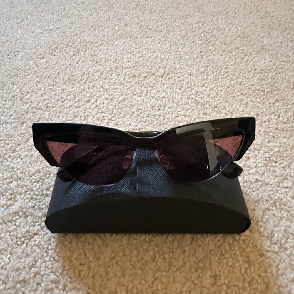 🚨SOLD🚨Miu Miu Black Cat-Eye Sunglasses